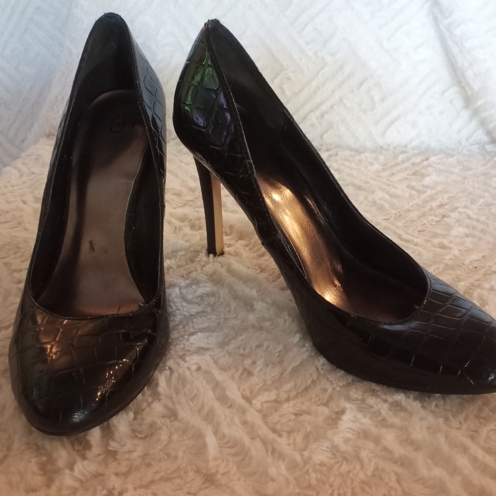 Elegant Black Crocodile Pattern Heels